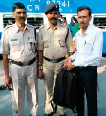 Returned 'laptop' passenger returned | विसरलेला ‘लॅपटॉप’ प्रवाशाला दिला परत Returned 'laptop' passenger returned | विसरलेला ‘लॅपटॉप’ प्रवाशाला दिला परत