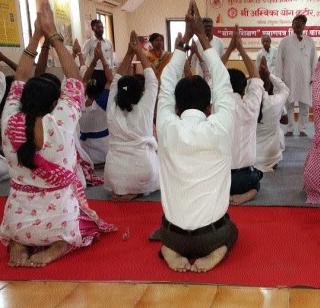 Yoga boosts confidence due to HIV | एचआयव्हीग्रस्तांचा योगामुळे वाढला विश्वास Yoga boosts confidence due to HIV | एचआयव्हीग्रस्तांचा योगामुळे वाढला विश्वास