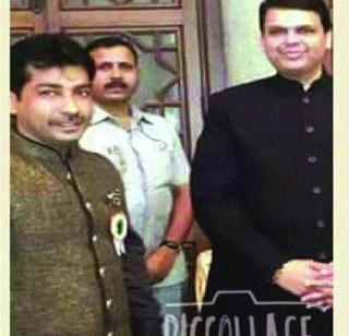 Photograph of Chief Minister with clever bottle | तडीपार बाटलासोबत मुख्यमंत्र्यांचा फोटो Photograph of Chief Minister with clever bottle | तडीपार बाटलासोबत मुख्यमंत्र्यांचा फोटो