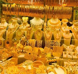 Not only this, but the price has gone up to 34 thousand rupees | नोटाही गेल्या अन सोनही महागलं, भाव पोचले ३४ हजारांवर