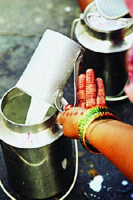 Milkwala also says no money today .. | दूधवालाही म्हणतो आज पैसे नको..