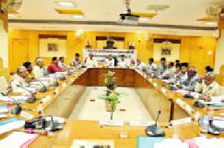 Improve the quality of the train in the train | रेल्वेतील भोजनाच्या दर्जात सुधारणा करा