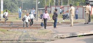 Action against 40 people crossing the border in Badnera | बडनेऱ्यात रूळ ओलांडणाऱ्या ४० जणांविरुद्ध कारवाई Action against 40 people crossing the border in Badnera | बडनेऱ्यात रूळ ओलांडणाऱ्या ४० जणांविरुद्ध कारवाई