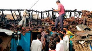 Fire at three places in Jarud | जरुड येथे आगीत तीन घरे भस्मसात Fire at three places in Jarud | जरुड येथे आगीत तीन घरे भस्मसात