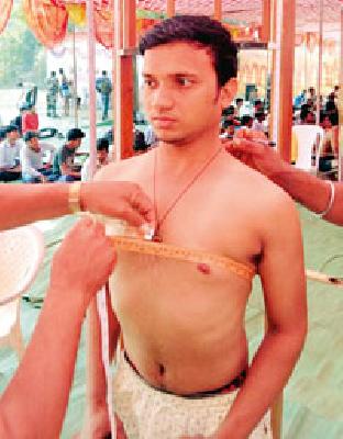 The attendance of the coldest candidates in attendance | कडाक्याच्या थंडीत उमेदवारांची हजेरी The attendance of the coldest candidates in attendance | कडाक्याच्या थंडीत उमेदवारांची हजेरी