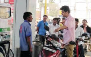 Deal jam, cigarettes of citizens | व्यवहार ठप्प, नागरिकांची तारांबळ