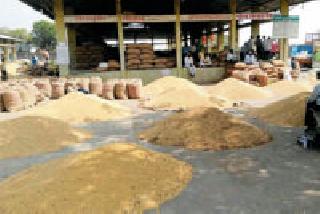 Limitation on market purchase and sales transactions in farmers; | बाजारपेठेत शुकशुकाट, शेतकऱ्यांच्या खरेदी-विक्री व्यवहारांवर मर्यादा Limitation on market purchase and sales transactions in farmers; | बाजारपेठेत शुकशुकाट, शेतकऱ्यांच्या खरेदी-विक्री व्यवहारांवर मर्यादा