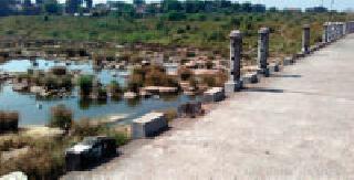 Dangerous pools on the main road: | पांढरकवडा मार्गावर धोकादायक पूल : Dangerous pools on the main road: | पांढरकवडा मार्गावर धोकादायक पूल :