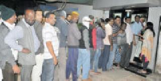 Fill up to 500 thousand notes and become fortunate | पाचशे-हजारच्या नोटा बँकेत भरा अन् निर्धास्त व्हा Fill up to 500 thousand notes and become fortunate | पाचशे-हजारच्या नोटा बँकेत भरा अन् निर्धास्त व्हा