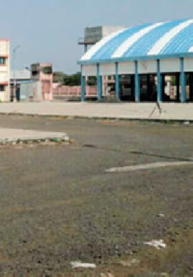 The whole market revolves around the wardrobe | कपड्यासाठी फिरला संपूर्ण बाजारपेठ The whole market revolves around the wardrobe | कपड्यासाठी फिरला संपूर्ण बाजारपेठ