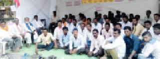 Due to lack of fulfillment of the demands, the post-bandh movement started | मागण्यांची पूर्तता न झाल्याने पाठबंद-कामबंद आंदोलन सुरूच Due to lack of fulfillment of the demands, the post-bandh movement started | मागण्यांची पूर्तता न झाल्याने पाठबंद-कामबंद आंदोलन सुरूच