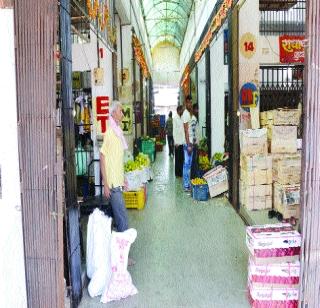 Borrow the goods, but do not neglect the notes! | माल उधार घेऊन जा, पण त्या नोटा नकोच!