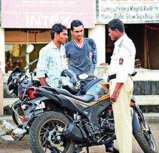 Permits seized instead of penalty amount | दंडाच्या रकमेऐवजी परवाने जप्त Permits seized instead of penalty amount | दंडाच्या रकमेऐवजी परवाने जप्त