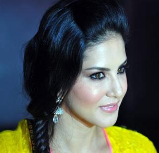 Sunny walking in Marathi cinema | मराठी सिनेमात थिरकणार सनी Sunny walking in Marathi cinema | मराठी सिनेमात थिरकणार सनी
