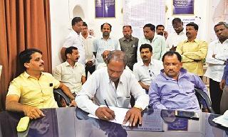 Zilla Parishad president's husband, son beaten | जिल्हा परिषद अध्यक्षांच्या पती, मुलाला मारहाण