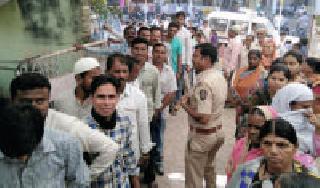 Customers moan in banks | बँकांमध्ये ग्राहकांची चिक्कार गर्दी Customers moan in banks | बँकांमध्ये ग्राहकांची चिक्कार गर्दी