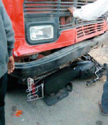 Accident on Daryapur-Bawhali road | दर्यापूर-बाभळी मार्गावर अपघात Accident on Daryapur-Bawhali road | दर्यापूर-बाभळी मार्गावर अपघात