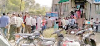 Long queens of citizens in banks | बँकांमध्ये नागरिकांच्या लांब रांगा Long queens of citizens in banks | बँकांमध्ये नागरिकांच्या लांब रांगा