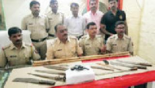 Umarkhed seized a revolver, fatal weapons | उमरखेडला रिव्हॉल्वर, घातक शस्त्रे जप्त Umarkhed seized a revolver, fatal weapons | उमरखेडला रिव्हॉल्वर, घातक शस्त्रे जप्त