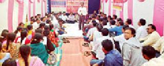 Take the Gramsevak day before Zilla Parishad | ग्रामसेवकांचे जिल्हा परिषदेसमोर दिवसभर धरणे Take the Gramsevak day before Zilla Parishad | ग्रामसेवकांचे जिल्हा परिषदेसमोर दिवसभर धरणे