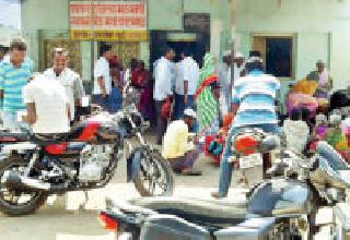 Release of water to the laborers and muster in the bank | मजुरीवर पाणी सोडून बँकेत हजेरी