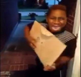 Mother gave a child out of the house as she gave a vote for Donald Trumpa | डोनाल्ड ट्रम्पना मत दिलं म्हणून आईने मुलाला घराबाहेर काढलं Mother gave a child out of the house as she gave a vote for Donald Trumpa | डोनाल्ड ट्रम्पना मत दिलं म्हणून आईने मुलाला घराबाहेर काढलं