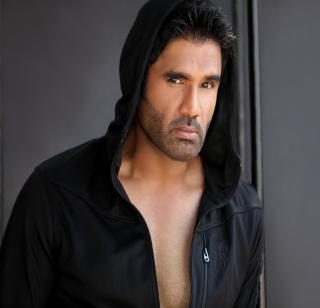 Sunil Shetty never made online shopping | सुनील शेट्टीने कधी केली नाही आॅनलाइन शॉपिंग Sunil Shetty never made online shopping | सुनील शेट्टीने कधी केली नाही आॅनलाइन शॉपिंग