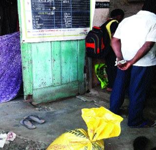 Farmers can take back the grains when they know that old coins will be bought at the shopping centers. | खरेदी केंद्रांवर जुन्या नोटा मिळणार हे कळताच शेतकऱ्यांनी धान्य नेले माघारी ! Farmers can take back the grains when they know that old coins will be bought at the shopping centers. | खरेदी केंद्रांवर जुन्या नोटा मिळणार हे कळताच शेतकऱ्यांनी धान्य नेले माघारी !