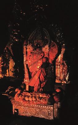 Rubbing up to Ambabai statue | अंबाबाई मूर्तीच्या गळ्यापर्यंत किरणे Rubbing up to Ambabai statue | अंबाबाई मूर्तीच्या गळ्यापर्यंत किरणे