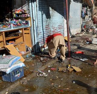 Blasts outside Balochistan, 43 killed and 100 injured | बलुचिस्तानात दर्ग्याबाहेर बॉम्बस्फोट, ४३ ठार, १०० जखमी Blasts outside Balochistan, 43 killed and 100 injured | बलुचिस्तानात दर्ग्याबाहेर बॉम्बस्फोट, ४३ ठार, १०० जखमी