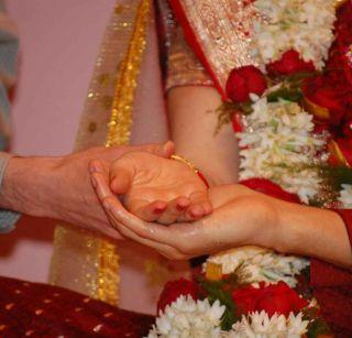 Mama wants dowry, but not old notes! | मामा हुंडा हवा, पण जुन्या नोटा नको ! Mama wants dowry, but not old notes! | मामा हुंडा हवा, पण जुन्या नोटा नको !