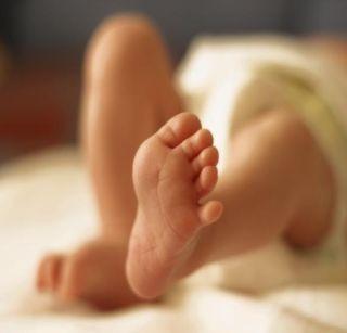 Shocking Newborn baby's death because there is no lien money | धक्कादायक ! सुट्टे पैसे नसल्यामुळे नवजात मुलाचा मृत्यू Shocking Newborn baby's death because there is no lien money | धक्कादायक ! सुट्टे पैसे नसल्यामुळे नवजात मुलाचा मृत्यू