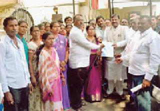 Apply e-tendering for work on three lakhs | तीन लाखांवरील कामांसाठी ई-टेंडरिंग लागू करा Apply e-tendering for work on three lakhs | तीन लाखांवरील कामांसाठी ई-टेंडरिंग लागू करा