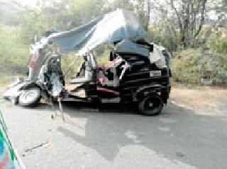 Hit the peak and kill yourself | पीकअपच्या धडकेत आॅटोचालक ठार Hit the peak and kill yourself | पीकअपच्या धडकेत आॅटोचालक ठार