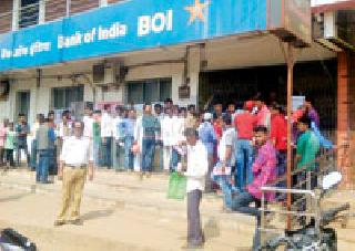 The citizens are eager to get a new note | नवी नोट मिळविण्यासाठी नागरिकांमध्ये उत्सुकताच The citizens are eager to get a new note | नवी नोट मिळविण्यासाठी नागरिकांमध्ये उत्सुकताच