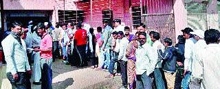 The time has come to close the bank due to closure of the bank | वेळेपूर्वी बँक बंद केल्याने बाचाबाची The time has come to close the bank due to closure of the bank | वेळेपूर्वी बँक बंद केल्याने बाचाबाची