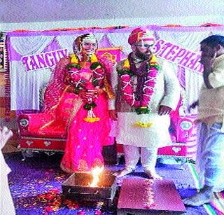 Hindu Marriage Methodology for foreign couples too | विदेशी युगुलांनाही हिंदू विवाह पद्धतीची भुरळ Hindu Marriage Methodology for foreign couples too | विदेशी युगुलांनाही हिंदू विवाह पद्धतीची भुरळ