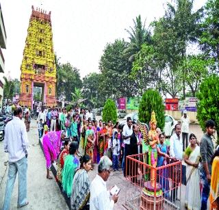 The queue for Karthik Swami Darshan | कार्तिकस्वामी दर्शनासाठी रांग The queue for Karthik Swami Darshan | कार्तिकस्वामी दर्शनासाठी रांग
