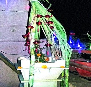 Fireworks fireworks after the Mangalashakti | मंगलाष्टकांनंतर होतेय फटाक्यांची आतषबाजी Fireworks fireworks after the Mangalashakti | मंगलाष्टकांनंतर होतेय फटाक्यांची आतषबाजी