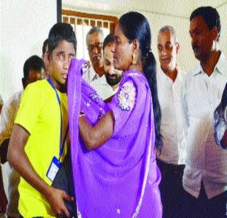 I do not want to go too far, I have to come back home also | भीड मे यूं ना छोडो मुझे, घर लौट के भी आना पाऊ माँ