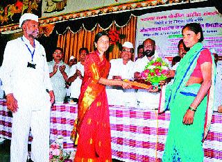 First lady of the police custody widow widow | पोलीसपाटलाचे पहिले मानधन विधवा महिलेला First lady of the police custody widow widow | पोलीसपाटलाचे पहिले मानधन विधवा महिलेला