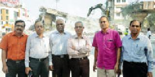 Grief of the bridge broken by Chhatrapati | छत्रपती उड्डाण पूल तुटल्याचे दु:ख