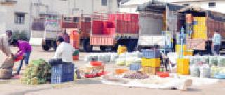 Bhabibazar collapsed with a ban on currency notes | नोटा बंदीने भाजीबाजार गडगडला Bhabibazar collapsed with a ban on currency notes | नोटा बंदीने भाजीबाजार गडगडला