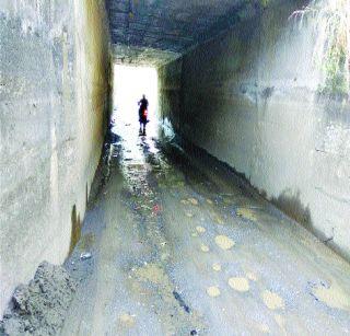 Road subway of railway underground road | रेल्वे भुयारी मार्गाच्या रस्त्याची दुरवस्था