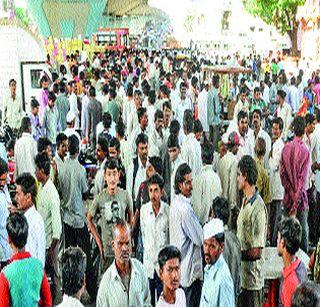 The condition of the workers with their hands | हातावर पोट असलेल्या श्रमिकांचे हाल The condition of the workers with their hands | हातावर पोट असलेल्या श्रमिकांचे हाल