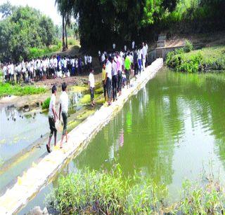 Students built on Kaluwar camp | काळूवर विद्यार्थ्यांनी बांधला बंधारा