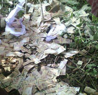 Disposal of black money by ruptures of 500 rupees | 500 रुपयांच्या नोटा फाडून काळ्या पैशांची विल्हेवाट Disposal of black money by ruptures of 500 rupees | 500 रुपयांच्या नोटा फाडून काळ्या पैशांची विल्हेवाट