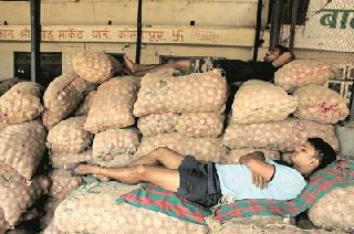 The market is also interrupted | मार्केटही थंडावले The market is also interrupted | मार्केटही थंडावले