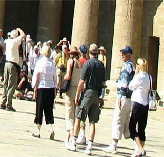 Nautanki foreign tourists hit | नोटाबंदीचा विदेशी पर्यटकांना फटका Nautanki foreign tourists hit | नोटाबंदीचा विदेशी पर्यटकांना फटका