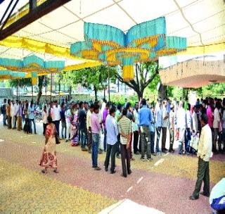 Banking crowds disappeared! | बँकांमधील गर्दी ओसरली! Banking crowds disappeared! | बँकांमधील गर्दी ओसरली!